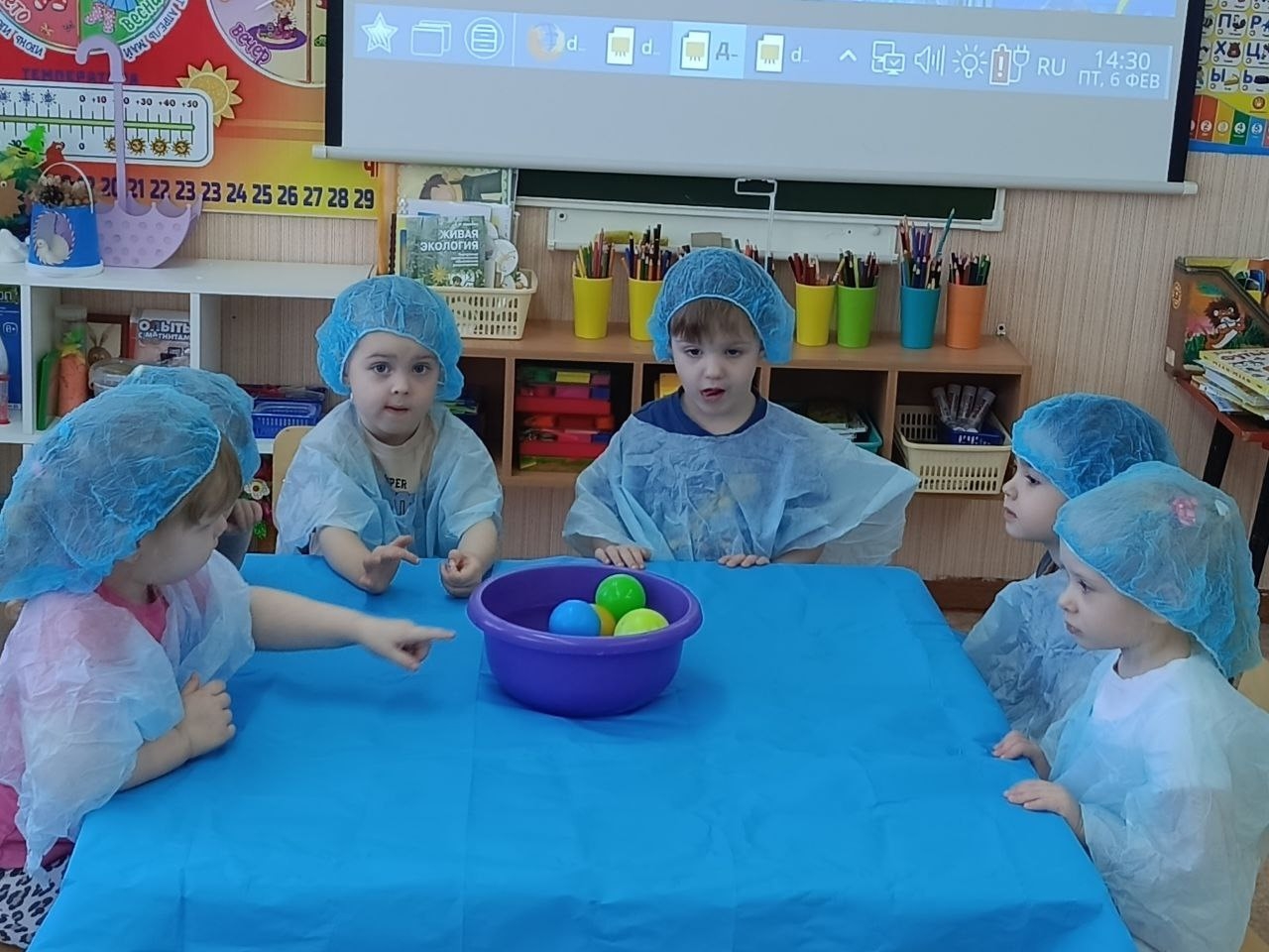 В День российской науки, воспитанники второй младшей группы «6» сделали свои первые шаги в экспериментальную деятельность.