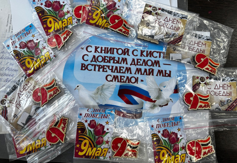 Ребята из актива школы и советник директора создали значки ко Дню Победы!.