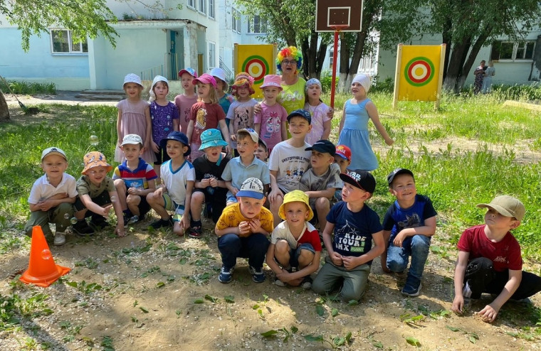 Сегодня праздник у ребят. Встречает лето детский сад.
